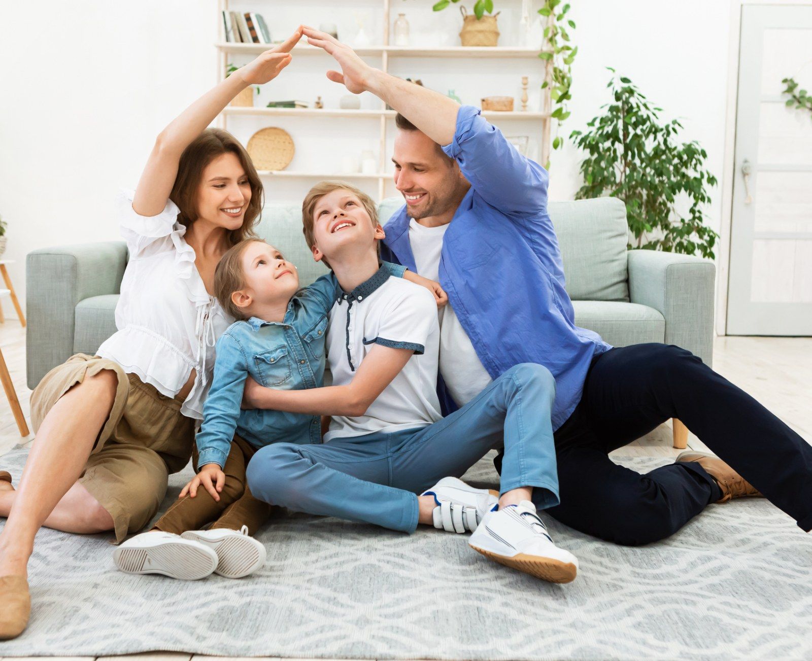 Parents puting their arms as a roof over their kids' heads