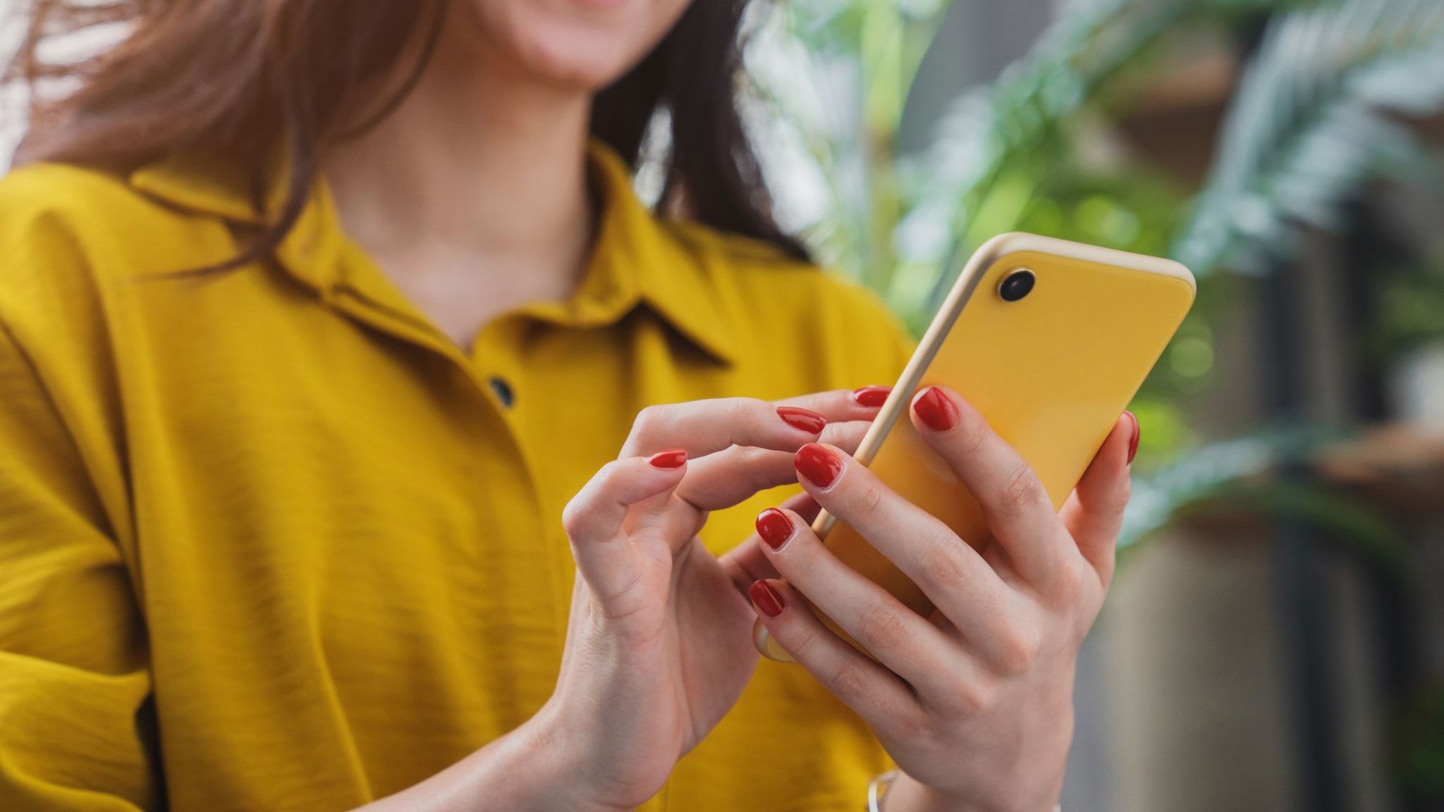 yellow-girl-yellow-phone